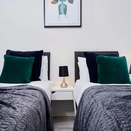 The Sophisticated Grand On The Calls * Leeds (West Yorkshire)